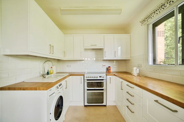 32, Manor Court Lodge, South Woodford photo 3