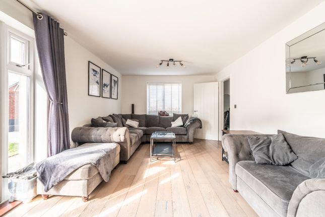21, Darwin Avenue, Dartford photo 2