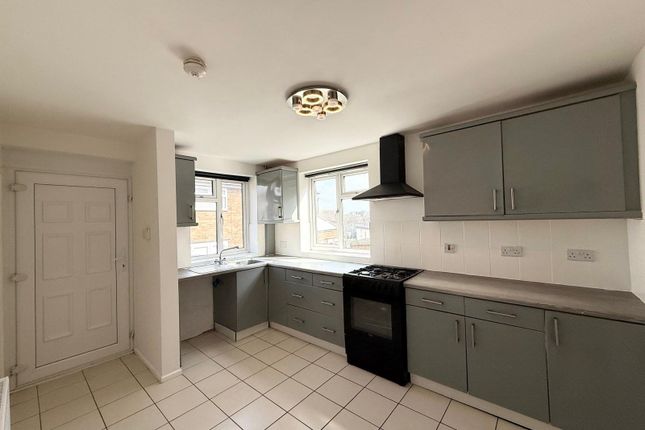 56, Chaucer Avenue, West Yorkshire photo 3