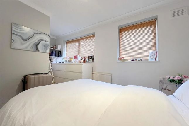 8XX James Croft, Graeme Road, Greater London photo 4