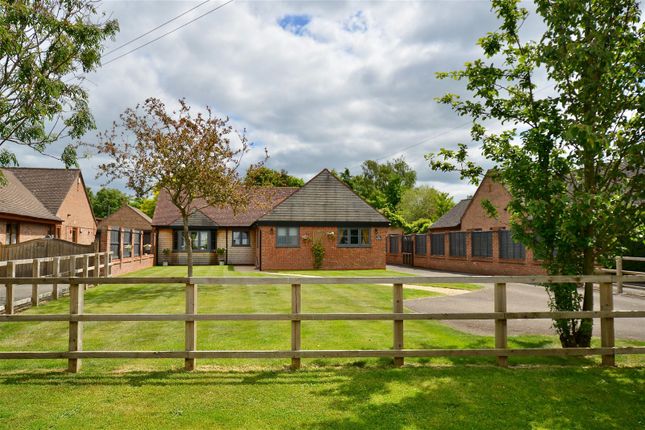 Thumbnail Bungalow for sale in Field Barn Lane, Cropthorne, Pershore