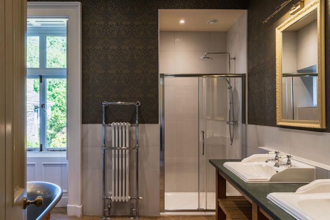 Master En-Suite Bathroom