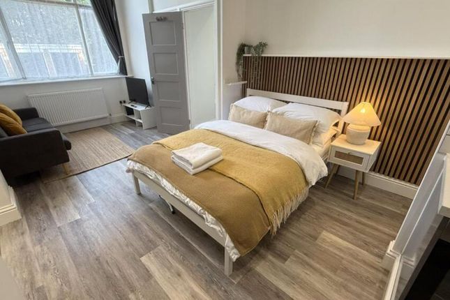 Studio house on 111,, Parklodge Avenue, West Drayton, £1,100/mo