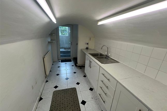22, Clifton Common, West Yorkshire photo 4