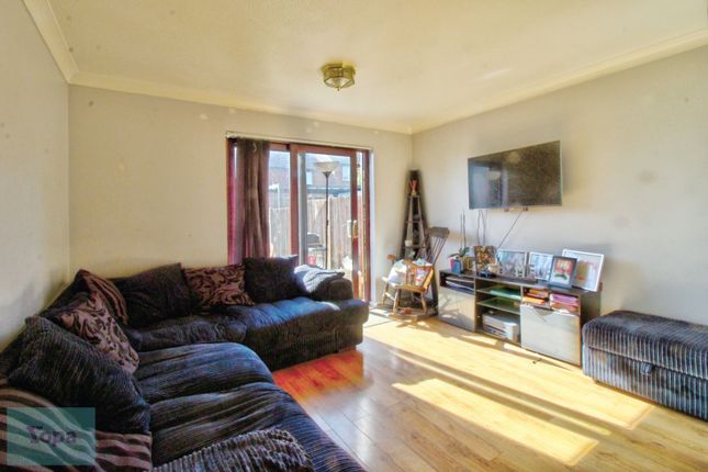 61, Bryant Way, Toddington photo 3