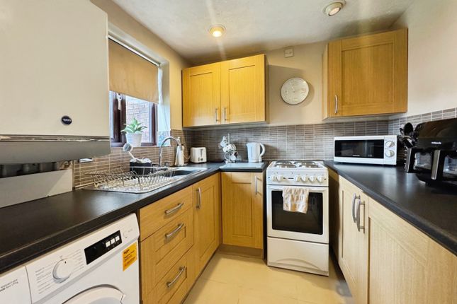 9, Latimer Court, Swansea photo 4