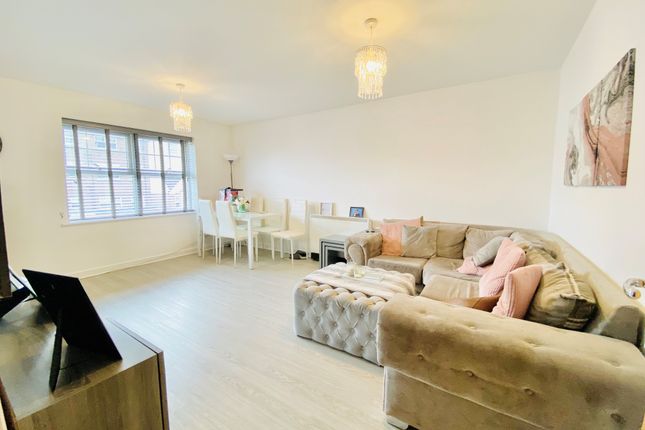 Flat to rent in Lancaster Road, New Barnet