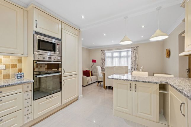 20, Winslow Way, Walton-on-Thames photo 3