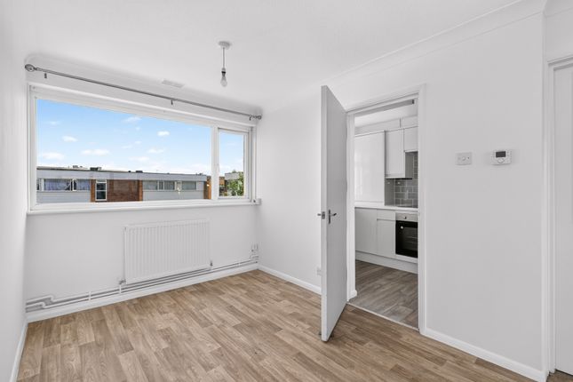 11, Hazelbank Court, Chertsey photo 5