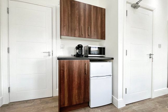 Room 4, 24, Kestrel Avenue, Surrey photo 3