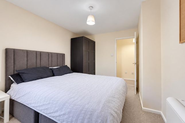 1-bed flat on Flat 13, Heberden Court, Wingrove Drive, Purfleet-On-Thames, £150,000
