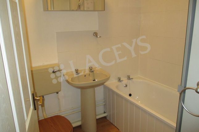 Flat to rent in Hillingdon Court, Yeovil