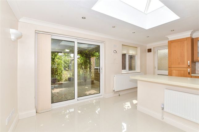 New Park Road, Cranleigh photo 4