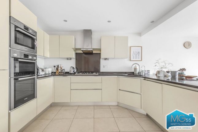 16, Snowberry Close, Hertfordshire photo 4