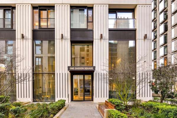 Flat for sale in Soutbank Place, London