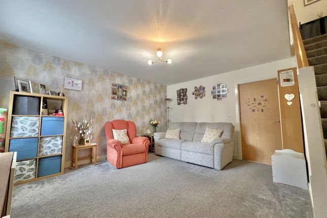 28, Jubilee Gardens, Staining photo 3