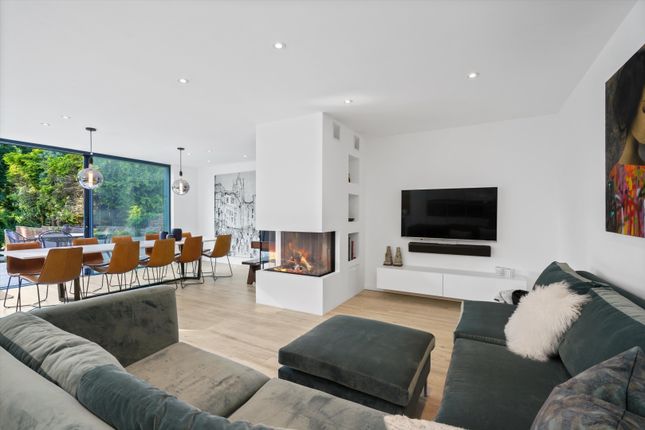 20, Fortescue Road, Weybridge photo 2