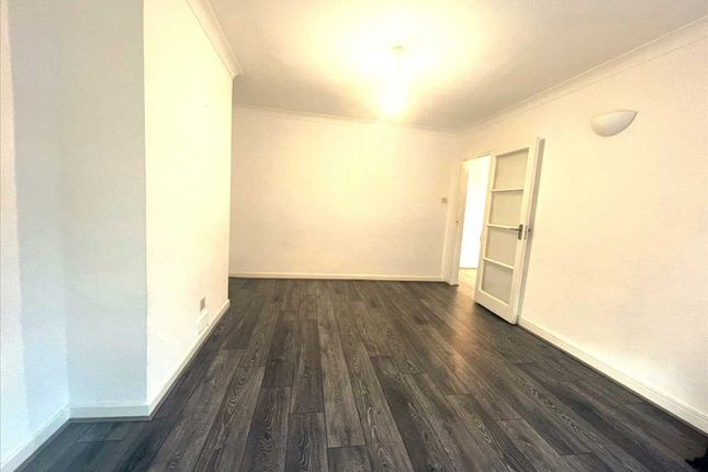 11, Dennis Gardens, Stanmore photo 2
