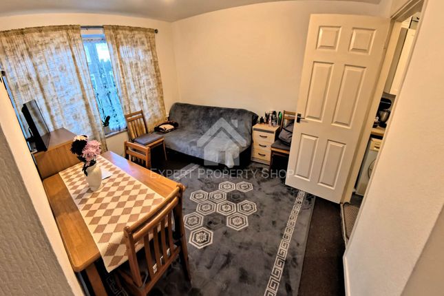 8, Lanchester Gardens, Worksop photo 4