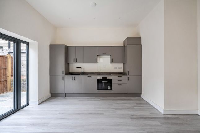 Flat 1 Magnolia House,, Madeira Road, West Byfleet photo 4