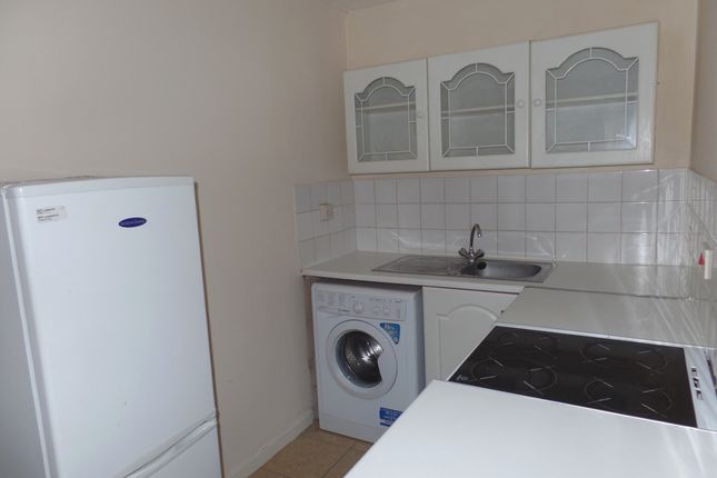 Studio to rent in Heatherwood Drive, Hayes, Middlesex