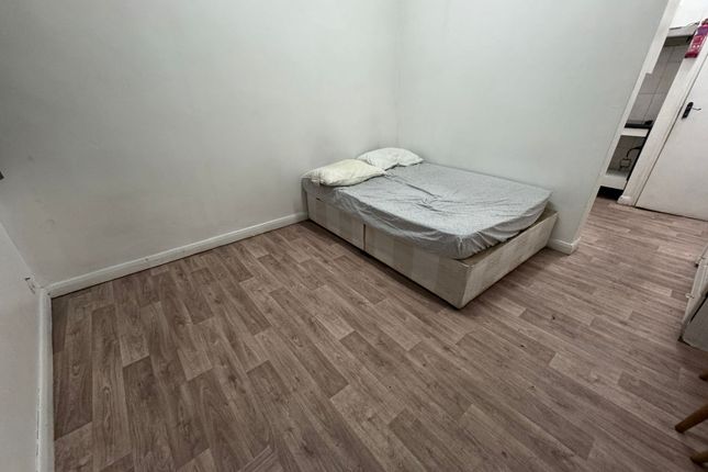 Studio to rent in Vicarage Road, Leyton