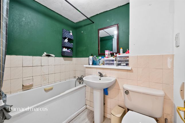 4, Gables Close, London photo 4