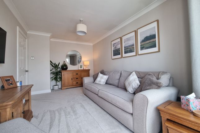 5, Ellis Close, Manor Park, Hull photo 4