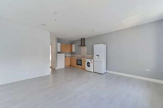 Flat 3, 7 Lower Road, Sutton photo 3