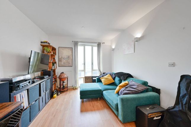 Thumbnail Flat for sale in Mapleton Crescent, Wandsworth Town, London
