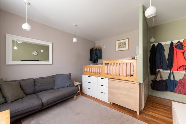 25, Holmefield Court, London photo 4
