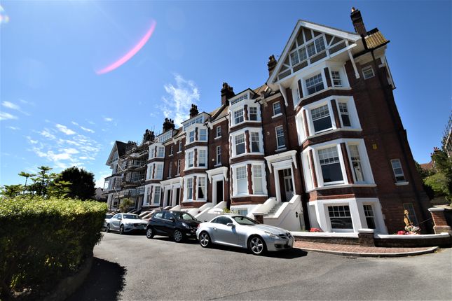 2 bed flat to rent in Chatsworth Gardens, Eastbourne BN20