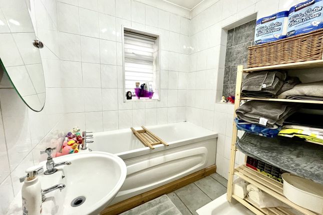 126, Bridge Road, Chessington photo 4