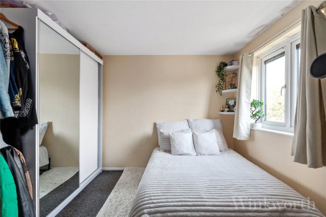 9, Bridge Meadows, London photo 4