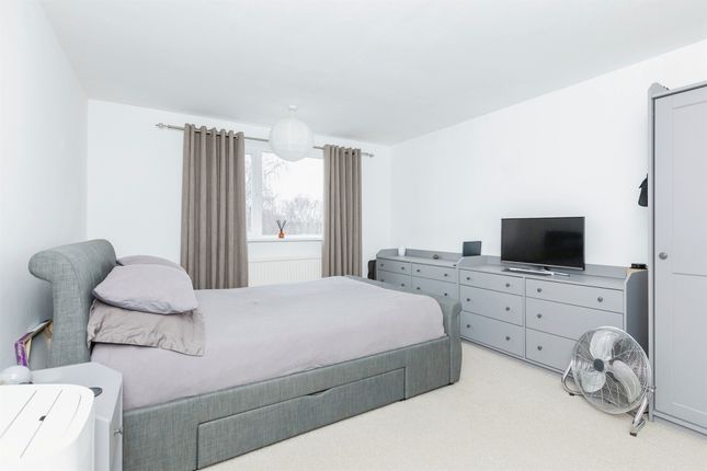 Flat for sale in Stonehill Court, Great Glen, Leicester