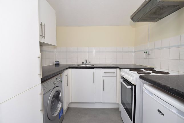 25, Camarthen Green, London photo 2