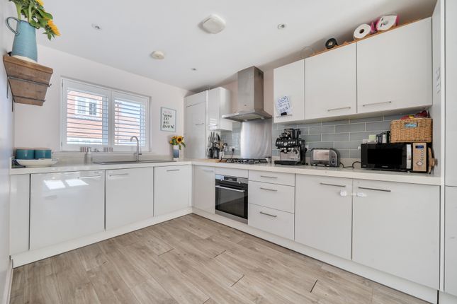 3, Somerset Close, Godalming photo 4