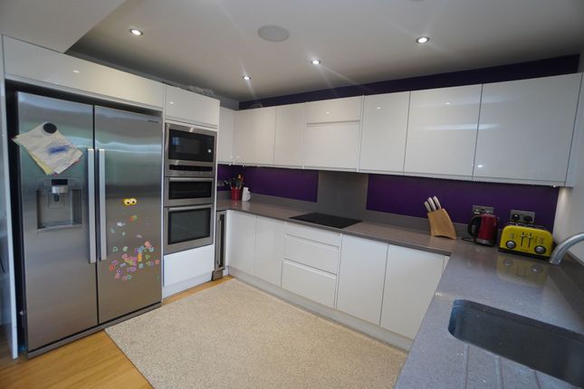 77 Nicholas Gardens, High Wycombe photo 4