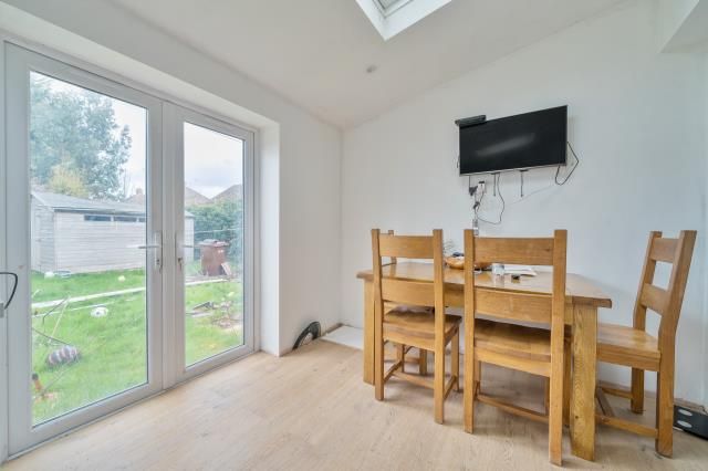 61, Merton Way, Kidlington photo 4