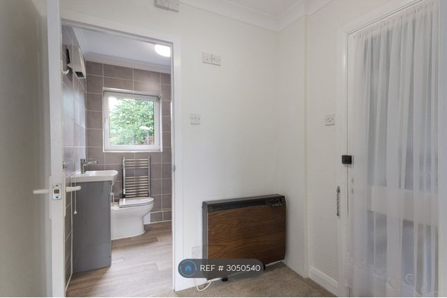 Russell Square, Longfield photo 3