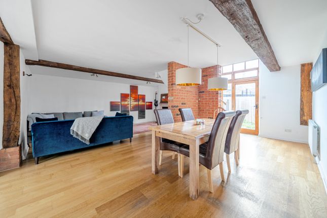 3, Hatch Farm Mews, Addlestone photo 2