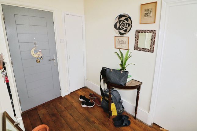 34c, Mattock Lane, London photo 3