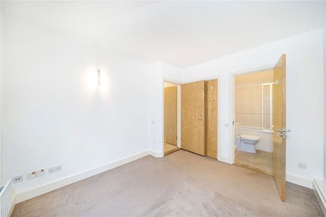 Flat 4, Three Cups Yard, Sandland Street, London photo 4