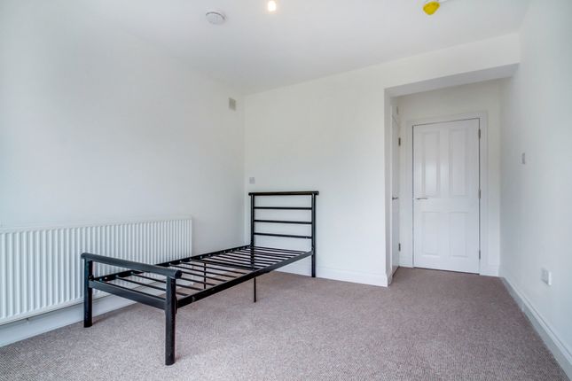 Thumbnail Room to rent in Ragstone Road, Slough, Berkshire
