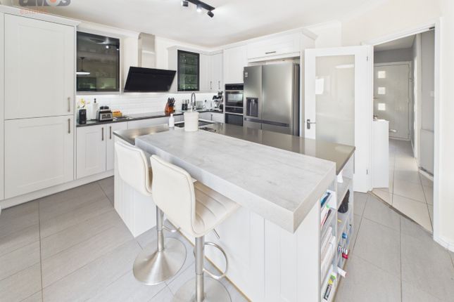 47 Broadlands Avenue, Hockley, Essex photo 3