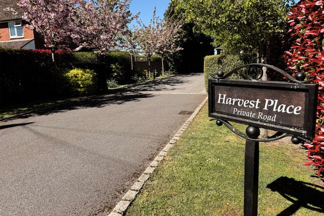 2 Harvest Place, Holmer Green, Buckinghamshire photo 2
