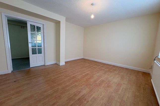 29 Aldercroft Avenue, Bolton photo 2