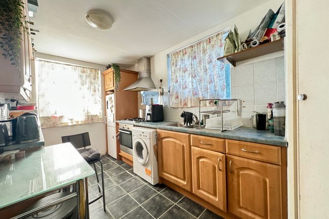 6, Hermiston Court, Friern Park, London photo 5