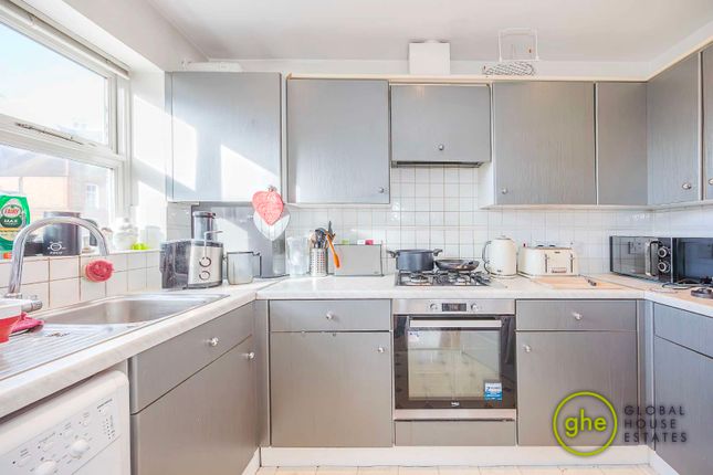 Flat for sale in Vincent Court, Stockwell, London