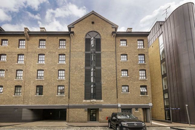 Flat to rent in St. Katharines Way, London